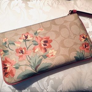 NEW with tag Coach wallet / wristlet 💕